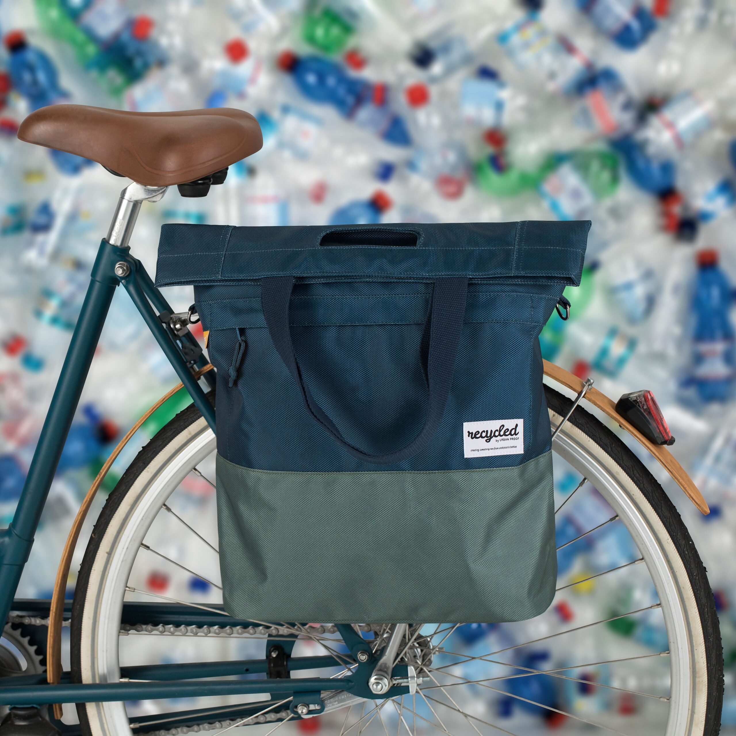 Bolsa de compras para bicicleta Urban Proof reciclada de 20 litros - azul/verde 2 Bolsa de compras para bicicleta Urban Proof reciclada de 20 litros - azul/verde - Imagen 2